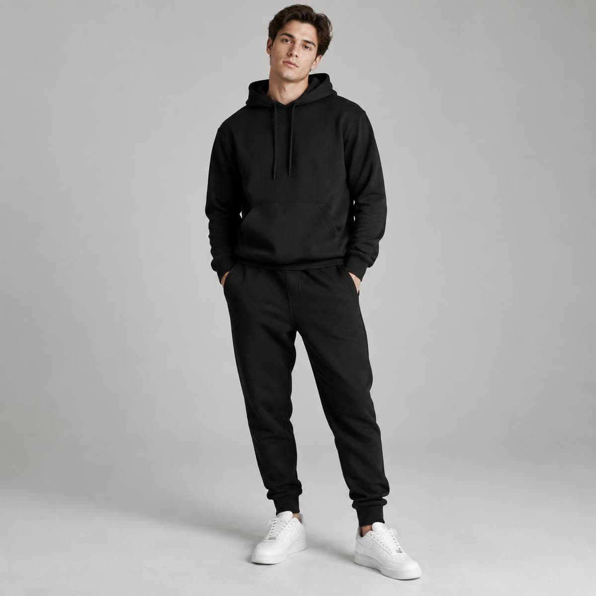 Modelo a passear com o fato de treino